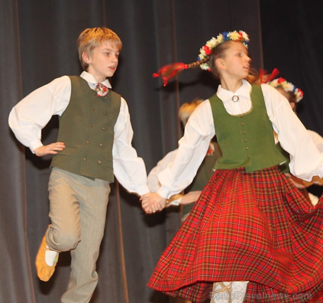 Ogres bērnu un jauniešu deju kolektīvs «Pīlādzītis» 20.12.2014 izdejo Ziemassvētku programmu. Vairāk informācijas par Ogri - www.LatvijasCentrs.lv Ogres bērnu un jauniešu deju kolektīvs «Pīlādzītis» 20.12.2014 izdejo Ziemassvētku programmu. Vairāk informācijas par Ogri - www.LatvijasCentrs.lv 140184