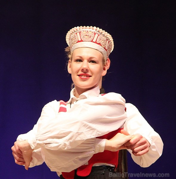 Ogres bērnu un jauniešu deju kolektīvs «Pīlādzītis» 20.12.2014 izdejo Ziemassvētku programmu. Vairāk informācijas par Ogri - www.LatvijasCentrs.lv 140185