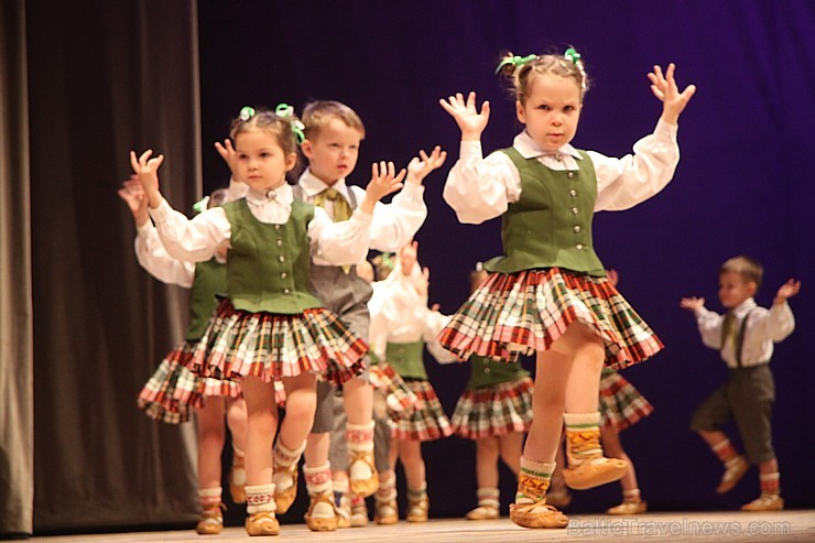 Ogres bērnu un jauniešu deju kolektīvs «Pīlādzītis» 20.12.2014 izdejo Ziemassvētku programmu. Vairāk informācijas par Ogri - www.LatvijasCentrs.lv Ogres bērnu un jauniešu deju kolektīvs «Pīlādzītis» 20.12.2014 izdejo Ziemassvētku programmu. Vairāk informācijas par Ogri - www.LatvijasCentrs.lv 140186