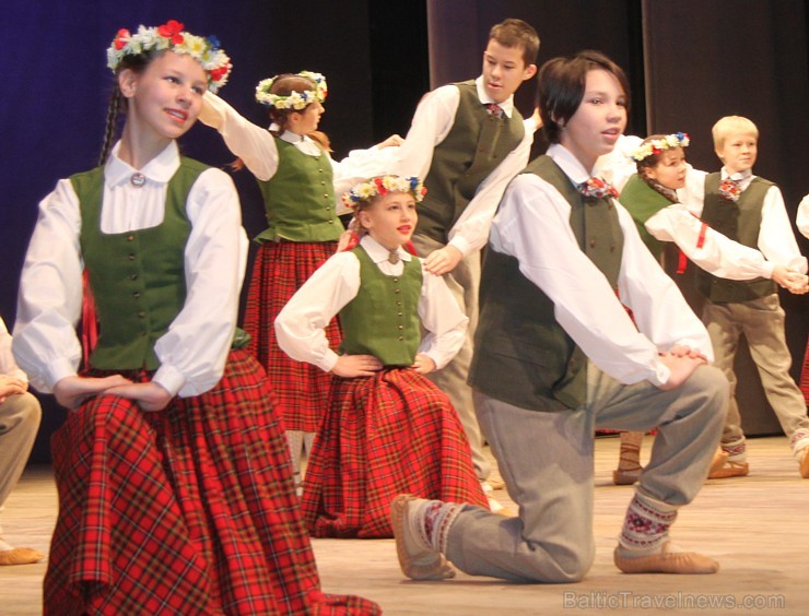 Ogres bērnu un jauniešu deju kolektīvs «Pīlādzītis» 20.12.2014 izdejo Ziemassvētku programmu. Vairāk informācijas par Ogri - www.LatvijasCentrs.lv Ogres bērnu un jauniešu deju kolektīvs «Pīlādzītis» 20.12.2014 izdejo Ziemassvētku programmu. Vairāk informācijas par Ogri - www.LatvijasCentrs.lv 140188
