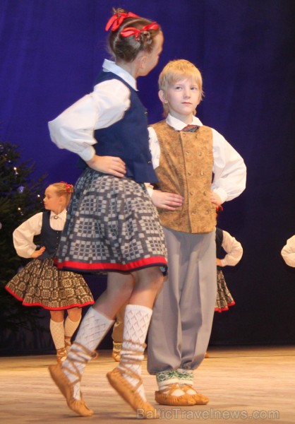 Ogres bērnu un jauniešu deju kolektīvs «Pīlādzītis» 20.12.2014 izdejo Ziemassvētku programmu. Vairāk informācijas par Ogri - www.LatvijasCentrs.lv Ogres bērnu un jauniešu deju kolektīvs «Pīlādzītis» 20.12.2014 izdejo Ziemassvētku programmu. Vairāk informācijas par Ogri - www.LatvijasCentrs.lv 140189