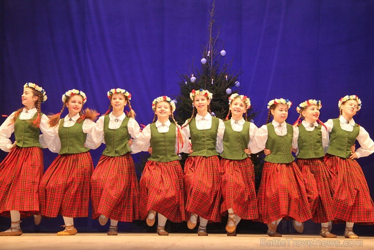 Ogres bērnu un jauniešu deju kolektīvs «Pīlādzītis» 20.12.2014 izdejo Ziemassvētku programmu. Vairāk informācijas par Ogri - www.LatvijasCentrs.lv Ogres bērnu un jauniešu deju kolektīvs «Pīlādzītis» 20.12.2014 izdejo Ziemassvētku programmu. Vairāk informācijas par Ogri - www.LatvijasCentrs.lv 140191