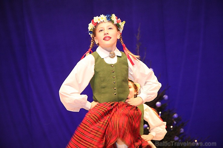 Ogres bērnu un jauniešu deju kolektīvs «Pīlādzītis» 20.12.2014 izdejo Ziemassvētku programmu. Vairāk informācijas par Ogri - www.LatvijasCentrs.lv Ogres bērnu un jauniešu deju kolektīvs «Pīlādzītis» 20.12.2014 izdejo Ziemassvētku programmu. Vairāk informācijas par Ogri - www.LatvijasCentrs.lv 140192