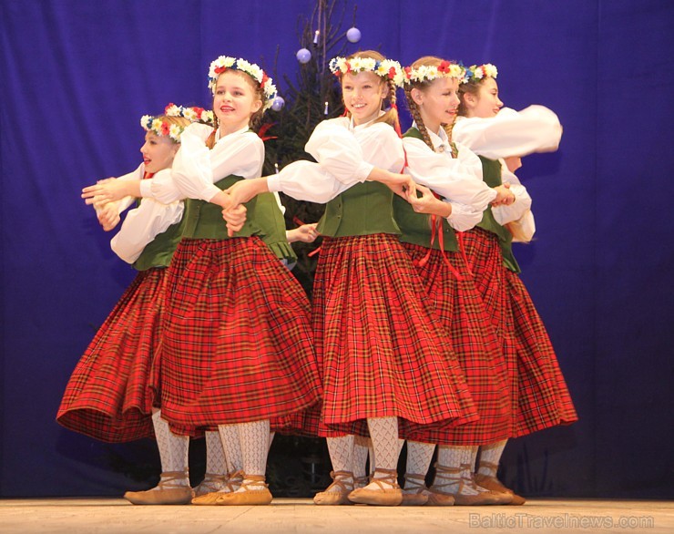 Ogres bērnu un jauniešu deju kolektīvs «Pīlādzītis» 20.12.2014 izdejo Ziemassvētku programmu. Vairāk informācijas par Ogri - www.LatvijasCentrs.lv Ogres bērnu un jauniešu deju kolektīvs «Pīlādzītis» 20.12.2014 izdejo Ziemassvētku programmu. Vairāk informācijas par Ogri - www.LatvijasCentrs.lv 140193