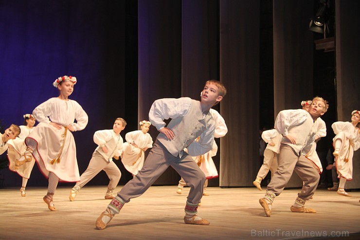 Ogres bērnu un jauniešu deju kolektīvs «Pīlādzītis» 20.12.2014 izdejo Ziemassvētku programmu. Vairāk informācijas par Ogri - www.LatvijasCentrs.lv Ogres bērnu un jauniešu deju kolektīvs «Pīlādzītis» 20.12.2014 izdejo Ziemassvētku programmu. Vairāk informācijas par Ogri - www.LatvijasCentrs.lv 140194