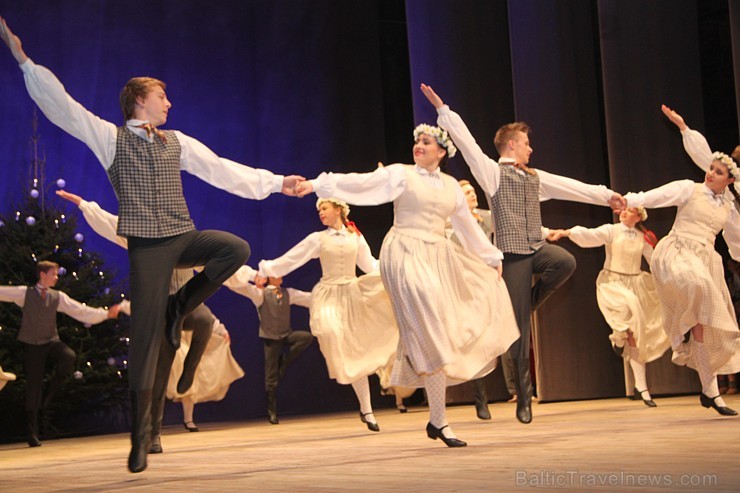 Ogres bērnu un jauniešu deju kolektīvs «Pīlādzītis» 20.12.2014 izdejo Ziemassvētku programmu. Vairāk informācijas par Ogri - www.LatvijasCentrs.lv Ogres bērnu un jauniešu deju kolektīvs «Pīlādzītis» 20.12.2014 izdejo Ziemassvētku programmu. Vairāk informācijas par Ogri - www.LatvijasCentrs.lv 140197