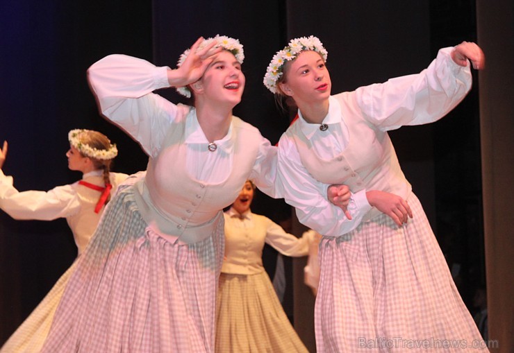 Ogres bērnu un jauniešu deju kolektīvs «Pīlādzītis» 20.12.2014 izdejo Ziemassvētku programmu. Vairāk informācijas par Ogri - www.LatvijasCentrs.lv Ogres bērnu un jauniešu deju kolektīvs «Pīlādzītis» 20.12.2014 izdejo Ziemassvētku programmu. Vairāk informācijas par Ogri - www.LatvijasCentrs.lv 140198
