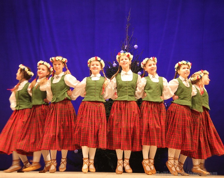 Ogres bērnu un jauniešu deju kolektīvs «Pīlādzītis» 20.12.2014 izdejo Ziemassvētku programmu. Vairāk informācijas par Ogri - www.LatvijasCentrs.lv Ogres bērnu un jauniešu deju kolektīvs «Pīlādzītis» 20.12.2014 izdejo Ziemassvētku programmu. Vairāk informācijas par Ogri - www.LatvijasCentrs.lv 140201