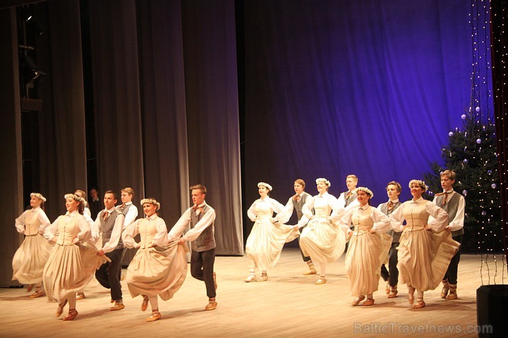 Ogres bērnu un jauniešu deju kolektīvs «Pīlādzītis» 20.12.2014 izdejo Ziemassvētku programmu. Vairāk informācijas par Ogri - www.LatvijasCentrs.lv Ogres bērnu un jauniešu deju kolektīvs «Pīlādzītis» 20.12.2014 izdejo Ziemassvētku programmu. Vairāk informācijas par Ogri - www.LatvijasCentrs.lv 140202