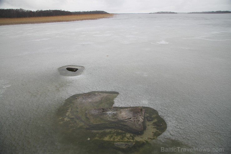 Ziemassvētku priekšvakarā (24.12.2014) Latgalē tiek gaidīta balta sniega sega. Saulē sasilušie akmeņi atkausē Sivera ezera ledu. Ziemassvētku priekšvakarā (24.12.2014) Latgalē tiek gaidīta balta sniega sega. Saulē sasilušie akmeņi atkausē Sivera ezera ledu. 140546