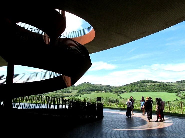 2012. gadā atvērtais Antinori īpašums ir unikāls. Celtniecība ilga septiņus gadus un tajā piedalījās trīs Antinori paaudzes 2012. gadā atvērtais Antinori īpašums ir unikāls. Celtniecība ilga septiņus gadus un tajā piedalījās trīs Antinori paaudzes 141153