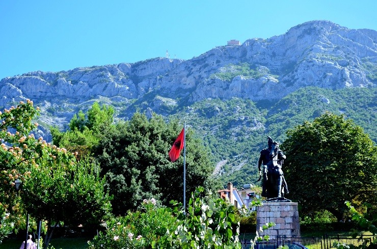 Krujas un albāņu nacionālais varonis Skandenbergs zirgā. Nākamajam braucienam var jau pieteikties - www.RemiroTravel.lv Krujas un albāņu nacionālais varonis Skandenbergs zirgā. Nākamajam braucienam var jau pieteikties - www.RemiroTravel.lv 141740