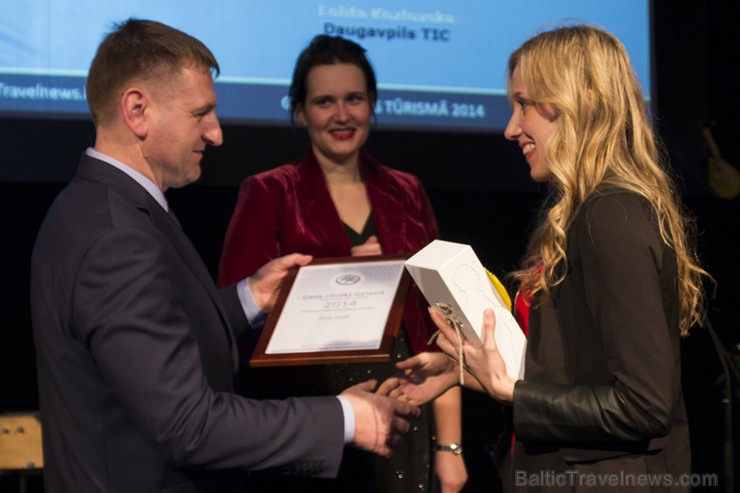 Liepājas reģiona TIB mārketinga speciāliste Linda Finka saņem «Tūrisma informācijas centra vadītājs 2014 - Zane Gaile» balvu Liepājas reģiona TIB mārketinga speciāliste Linda Finka saņem «Tūrisma informācijas centra vadītājs 2014 - Zane Gaile» balvu 142433