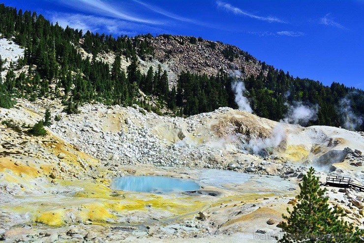 Bumpass Hell ir kūpoša, visdažādākajās krāsās iekrāsojusies ieleja, kas piebāzta pilna ar iepriekš uzkaitītām lietām Bumpass Hell ir kūpoša, visdažādākajās krāsās iekrāsojusies ieleja, kas piebāzta pilna ar iepriekš uzkaitītām lietām 142914
