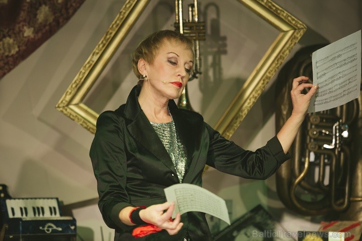 Trīs latviešu mūziķes un aktrises - Ieva Akuratere, Ilze Grunte un Raimonda Vazdika piepin garas bizes, dzied, spēlē ģitāras, akordeonu un balalaiku, Trīs latviešu mūziķes un aktrises - Ieva Akuratere, Ilze Grunte un Raimonda Vazdika piepin garas bizes, dzied, spēlē ģitāras, akordeonu un balalaiku, 143582