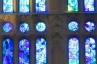 Atklāj, ko slēpj Svētās Ģimenes baznīcas (Sagrada Família) greznas vitrāžas