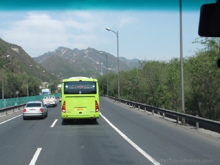 Jauns rīts nāk ar jauniem piedzīvojumiem – trešā diena mūs aizved uz Lielo Ķīnas mūri – pirmie sajūsmas saucieni autobusā atskan brīdī, kad ieraugām m 145300