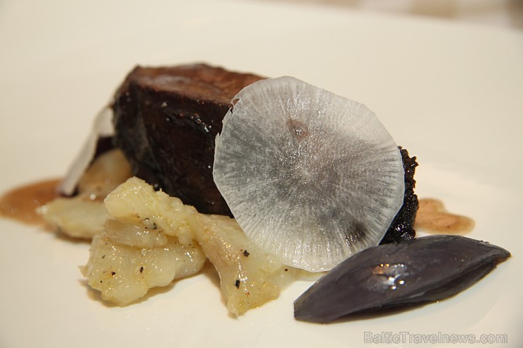 Rīgas restorāns «Melnā bite» piedāvāja 18/19.03.2015 vakariņas ar Michelin zvaigznes pavāru Alfredo Russo no Itālijas - Pjemontas gaļa, sautēta iztva Rīgas restorāns «Melnā bite» piedāvāja 18/19.03.2015 vakariņas ar Michelin zvaigznes pavāru Alfredo Russo no Itālijas - Pjemontas gaļa, sautēta iztva 145337