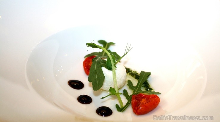 Tomātu – topinambūra krēmzupa, pasniedz ar kazas sieru, bazilika pesto un vītinātiem ķiršu tomātiņiem Tomātu – topinambūra krēmzupa, pasniedz ar kazas sieru, bazilika pesto un vītinātiem ķiršu tomātiņiem 146385