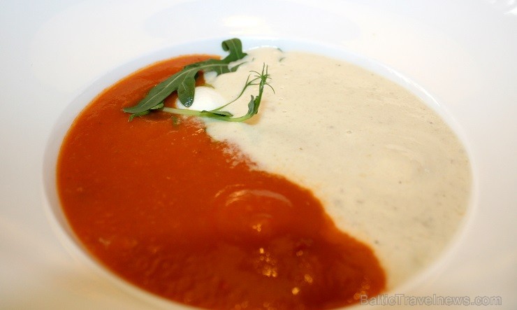 Tomātu – topinambūra krēmzupa, pasniedz ar kazas sieru, bazilika pesto un vītinātiem ķiršu tomātiņiem Tomātu – topinambūra krēmzupa, pasniedz ar kazas sieru, bazilika pesto un vītinātiem ķiršu tomātiņiem 146387