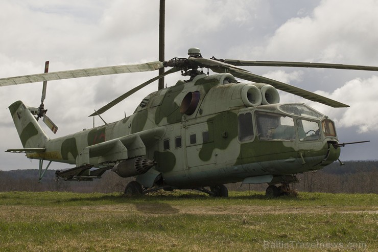 Par triecienhelikopteru MI-24A interesi izrāda gan vienkārši Latgales apceļotāji gan jaunlaulātie pāri, gan bijušie un esošie karavīri un pat politiķi Par triecienhelikopteru MI-24A interesi izrāda gan vienkārši Latgales apceļotāji gan jaunlaulātie pāri, gan bijušie un esošie karavīri un pat politiķi 147935