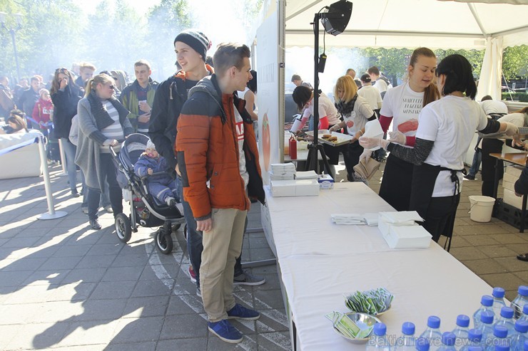 Esplanādē «Pop-up 2000 burgeru restorāns» cienā ar svaigi pagatavotiem burgeriem par brīvu 149436