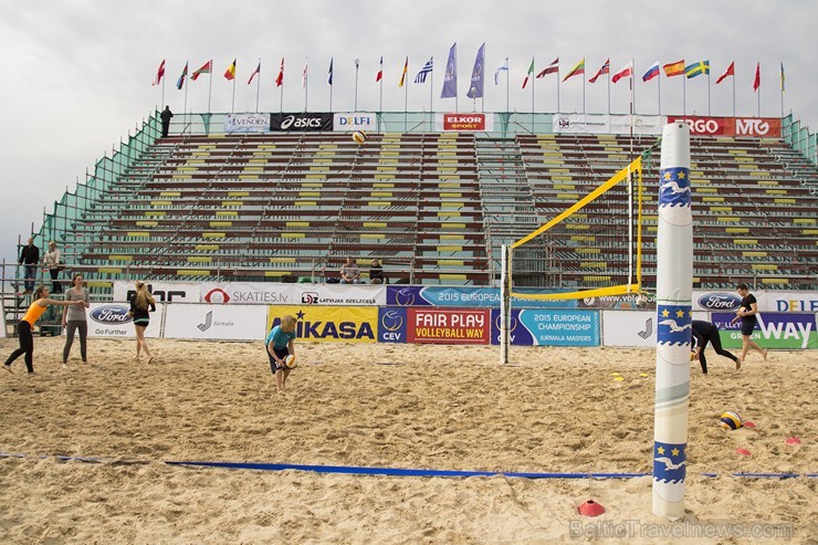 Pludmales volejbola treniņi Jūrmala Masters pludmales stadionā pulcē dažādas sagatavotības spēlētājus 149617