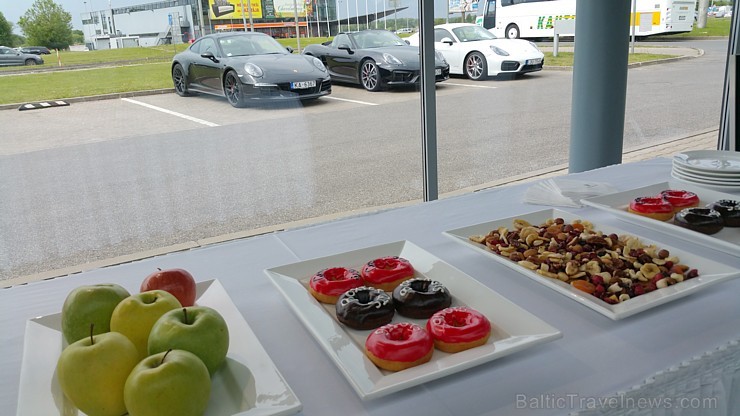 Travelnews.lv redakcija 29.05.2015 izbrauc nelielu Pierīgas maršrutu ar sportisko Porsche Cayman GTS no Porsche.lv 150307
