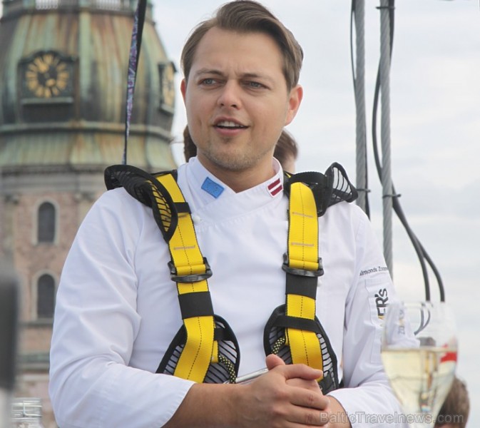 Travelnews.lv redakcija ar Rīgas viesnīcas Mercure Hotel Rīga atbalstu 2.06.2015 izbauda debesu restorānu «Dinner in the sky Riga» Travelnews.lv redakcija ar Rīgas viesnīcas Mercure Hotel Rīga atbalstu 2.06.2015 izbauda debesu restorānu «Dinner in the sky Riga» 150673