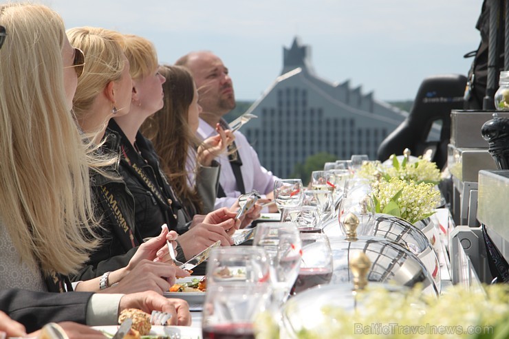 Travelnews.lv redakcija ar Rīgas viesnīcas Mercure Hotel Rīga atbalstu 2.06.2015 izbauda debesu restorānu «Dinner in the sky Riga» Travelnews.lv redakcija ar Rīgas viesnīcas Mercure Hotel Rīga atbalstu 2.06.2015 izbauda debesu restorānu «Dinner in the sky Riga» 150676