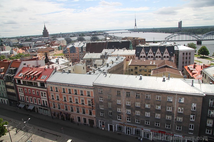Travelnews.lv redakcija ar Rīgas viesnīcas Mercure Hotel Rīga atbalstu 2.06.2015 izbauda debesu restorānu «Dinner in the sky Riga» Travelnews.lv redakcija ar Rīgas viesnīcas Mercure Hotel Rīga atbalstu 2.06.2015 izbauda debesu restorānu «Dinner in the sky Riga» 150687