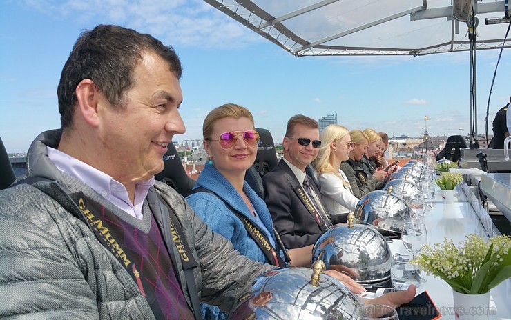 Travelnews.lv redakcija ar Rīgas viesnīcas Mercure Hotel Rīga atbalstu 2.06.2015 izbauda debesu restorānu «Dinner in the sky Riga» Travelnews.lv redakcija ar Rīgas viesnīcas Mercure Hotel Rīga atbalstu 2.06.2015 izbauda debesu restorānu «Dinner in the sky Riga» 150691