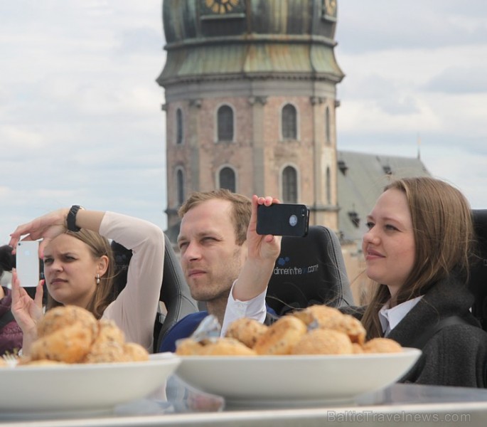 Travelnews.lv redakcija ar Rīgas viesnīcas Mercure Hotel Rīga atbalstu 2.06.2015 izbauda debesu restorānu «Dinner in the sky Riga» Travelnews.lv redakcija ar Rīgas viesnīcas Mercure Hotel Rīga atbalstu 2.06.2015 izbauda debesu restorānu «Dinner in the sky Riga» 150692