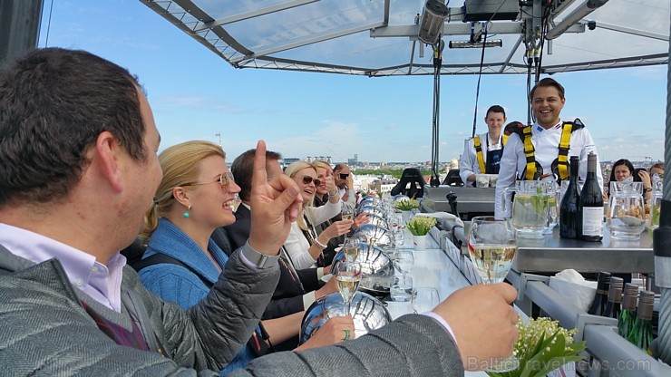 Travelnews.lv redakcija ar Rīgas viesnīcas Mercure Hotel Rīga atbalstu 2.06.2015 izbauda debesu restorānu «Dinner in the sky Riga» Travelnews.lv redakcija ar Rīgas viesnīcas Mercure Hotel Rīga atbalstu 2.06.2015 izbauda debesu restorānu «Dinner in the sky Riga» 150693