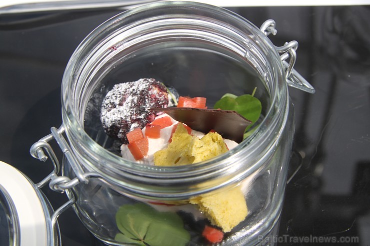 Travelnews.lv redakcija ar Rīgas viesnīcas Mercure Hotel Rīga atbalstu 2.06.2015 izbauda debesu restorānu «Dinner in the sky Riga» Travelnews.lv redakcija ar Rīgas viesnīcas Mercure Hotel Rīga atbalstu 2.06.2015 izbauda debesu restorānu «Dinner in the sky Riga» 150695
