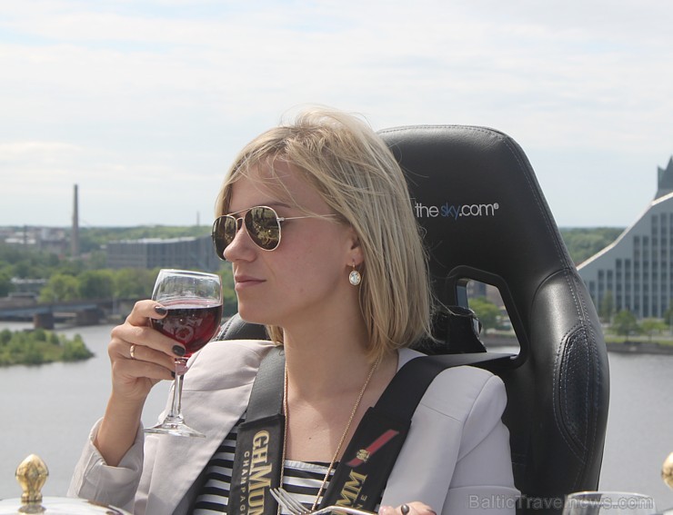 Travelnews.lv redakcija ar Rīgas viesnīcas Mercure Hotel Rīga atbalstu 2.06.2015 izbauda debesu restorānu «Dinner in the sky Riga» Travelnews.lv redakcija ar Rīgas viesnīcas Mercure Hotel Rīga atbalstu 2.06.2015 izbauda debesu restorānu «Dinner in the sky Riga» 150697