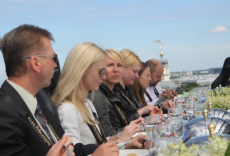 Travelnews.lv redakcija ar Rīgas viesnīcas Mercure Hotel Rīga atbalstu 2.06.2015 izbauda debesu restorānu «Dinner in the sky Riga» Travelnews.lv redakcija ar Rīgas viesnīcas Mercure Hotel Rīga atbalstu 2.06.2015 izbauda debesu restorānu «Dinner in the sky Riga» 150698