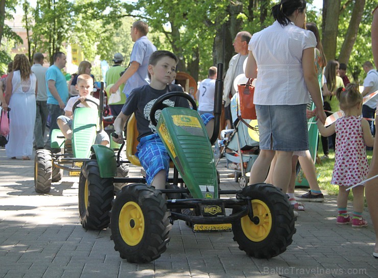 Daugavpils (www.visitdaugavpils.lv) ar vērienīgiem un saulainiem svētkiem svin 740. gadu pilsētas jubileju Daugavpils (www.visitdaugavpils.lv) ar vērienīgiem un saulainiem svētkiem svin 740. gadu pilsētas jubileju 151010