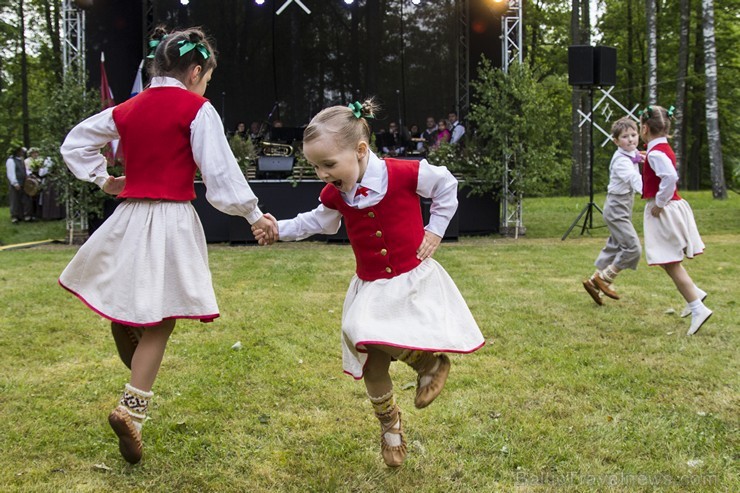 Dikļu pils dārzā ar dziesmām, dejām, rotaļām un Jāņu ugunskuru atklāj Kocēnu novada svētkus 151843