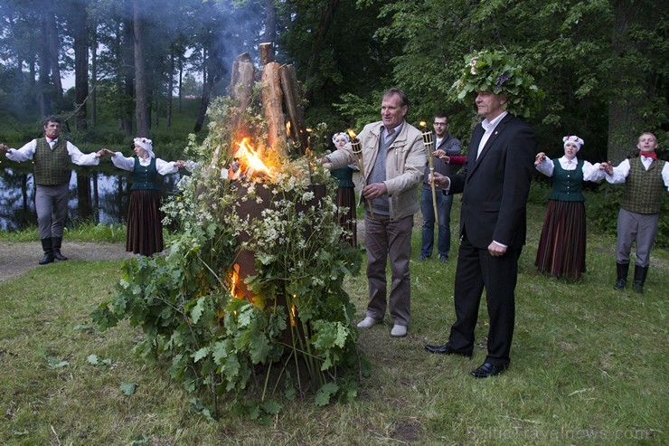 Dikļu pils dārzā ar dziesmām, dejām, rotaļām un Jāņu ugunskuru atklāj Kocēnu novada svētkus 151863