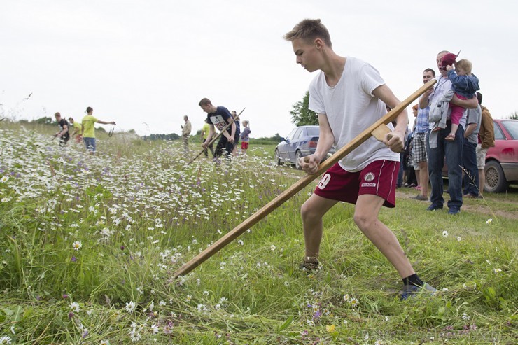Āsteres pļaušanas svētki pulcē apkārtnes labākos un ātrākos pļāvējus 152270