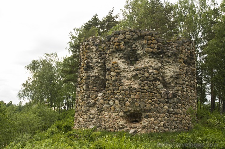 Pašlaik pilsdrupas ir apaugušas ar kupliem kokiem. Laukakmeņu tornis, kurā kādreiz bijušas plašas telpas, jau no tālienes ceļotājiem vēstī par pilsdru Pašlaik pilsdrupas ir apaugušas ar kupliem kokiem. Laukakmeņu tornis, kurā kādreiz bijušas plašas telpas, jau no tālienes ceļotājiem vēstī par pilsdru 152959
