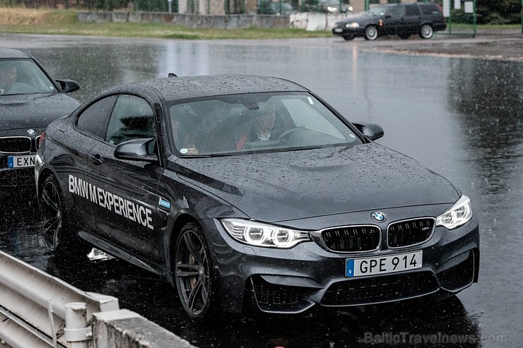 Biķernieku trasē ar jauno BMW M4 dodas BalticTravelnews.com direktors Aivars Mackevičs. Foto: Kārlis Dombrāns, Delfi.lv Biķernieku trasē ar jauno BMW M4 dodas BalticTravelnews.com direktors Aivars Mackevičs. Foto: Kārlis Dombrāns, Delfi.lv 153174