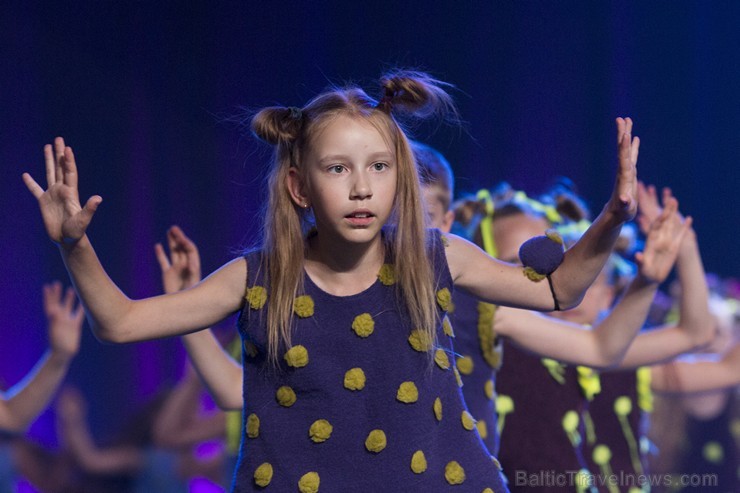 Deju lielkoncertā «TE MĒS ES@M» 2000 dejotāju izdejo mūsdienu dejas 153236