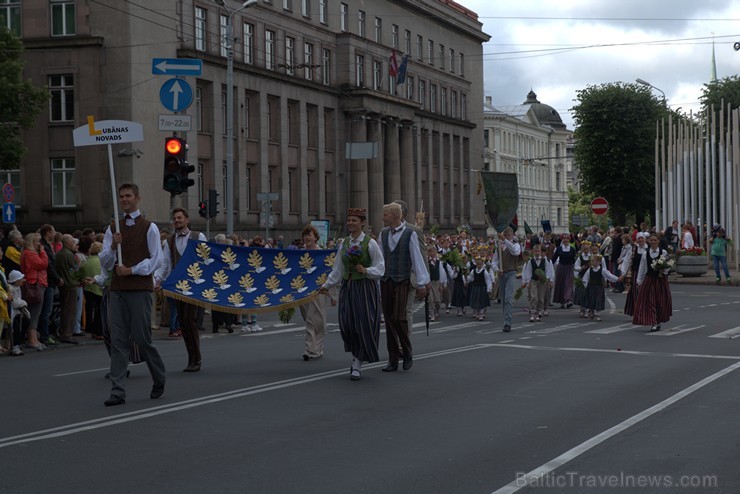 XI Latvijas skolu jaunatnes dziesmu un deju svētku gājiens - atrodi savu kolektīvu (4.daļa) 154286