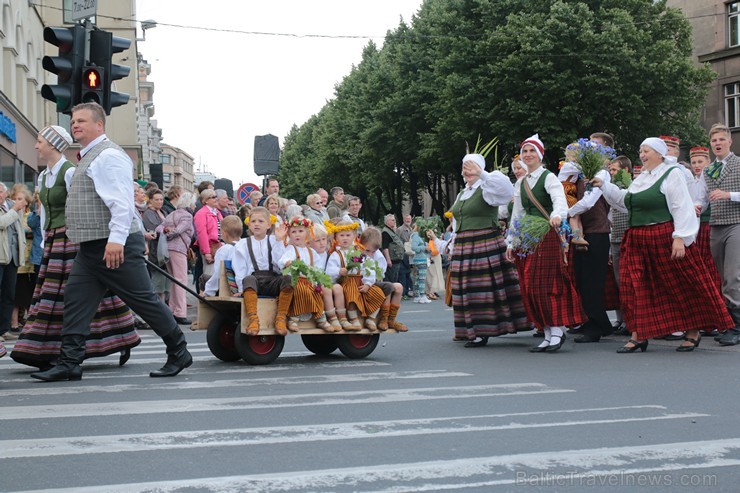XI Latvijas skolu jaunatnes dziesmu un deju svētku gājiens - atrodi savu kolektīvu (5.daļa) 154363