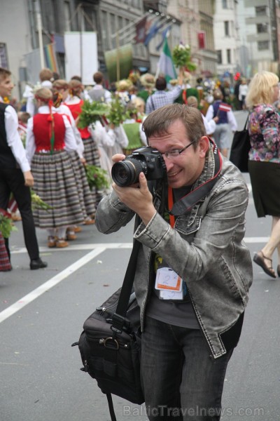 Travelnews.lv uzķer fotomirkļus skolu jaunatnes dziesmu un deju svētku gājienā 155536