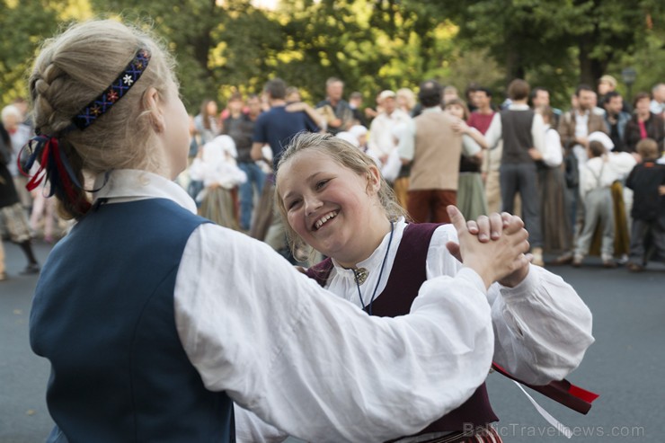 Starptautiskā folkloras festivāla «Baltica 2015» ietvaros ikvienam apmeklētajam bija iespēja izdejot dančus pie Brīvības pieminekļa Starptautiskā folkloras festivāla «Baltica 2015» ietvaros ikvienam apmeklētajam bija iespēja izdejot dančus pie Brīvības pieminekļa 155746