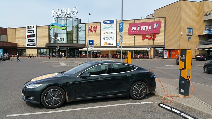 Lai Tesla Model S uzlādētu baterijas ir vajadzīgas no 1 līdz 4 stundām, jo tas ir atkarīgs cik jaudīga ir uzlādes stacija Lai Tesla Model S uzlādētu baterijas ir vajadzīgas no 1 līdz 4 stundām, jo tas ir atkarīgs cik jaudīga ir uzlādes stacija 156082