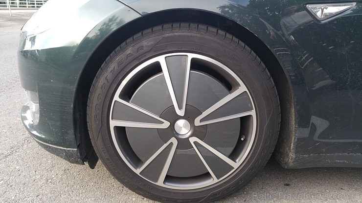 Esošie Tesla Model S riteņu diski nav skaisti, bet tie ļauj būtiski ietaupīt enerģiju, jo ir maza vēja virpuļu pretestība... tas nozīmē var braukt ātr Esošie Tesla Model S riteņu diski nav skaisti, bet tie ļauj būtiski ietaupīt enerģiju, jo ir maza vēja virpuļu pretestība... tas nozīmē var braukt ātr 156090